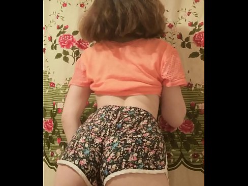 ❤️ セクシーな若いベイブがカメラでショーツを脱ぐ ファッキングビデオ ❌️