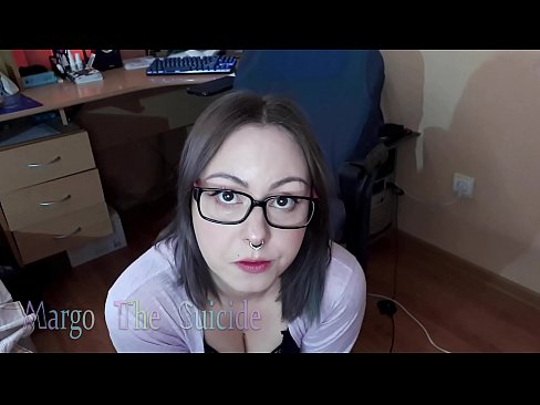❤️ 眼鏡をかけたセクシーな少女がカメラに向かってディルドを深くしゃぶる ファッキングビデオ ❌️