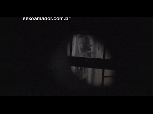 ❤️ ブロンドが空洞のレンガの後ろに隠れた近所の盗撮犯に密かにビデオ撮影される ファッキングビデオ ❌️