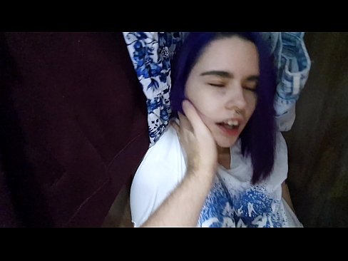 ❤️ 押し入れの中の姉ちゃんを発見し、イクのを手伝う ファッキングビデオ ❌️